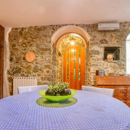 2 Bedroom Awesome In Casa vacanze Moneglia